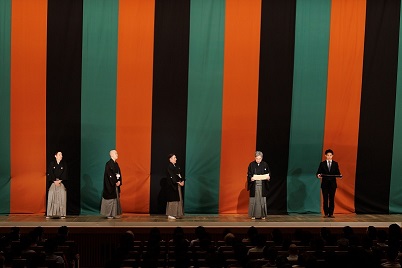 左から、奨励賞（京純）、奨励賞（咲十郞）、日本俳優協会賞（國矢）、授与者（梅玉）